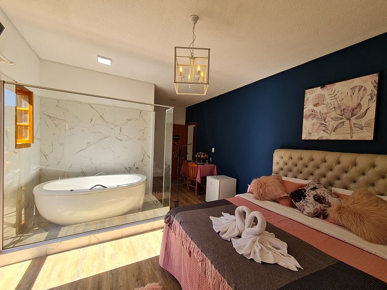 Suíte Bela Vista com hidromassagem, lareira elétrica e deck