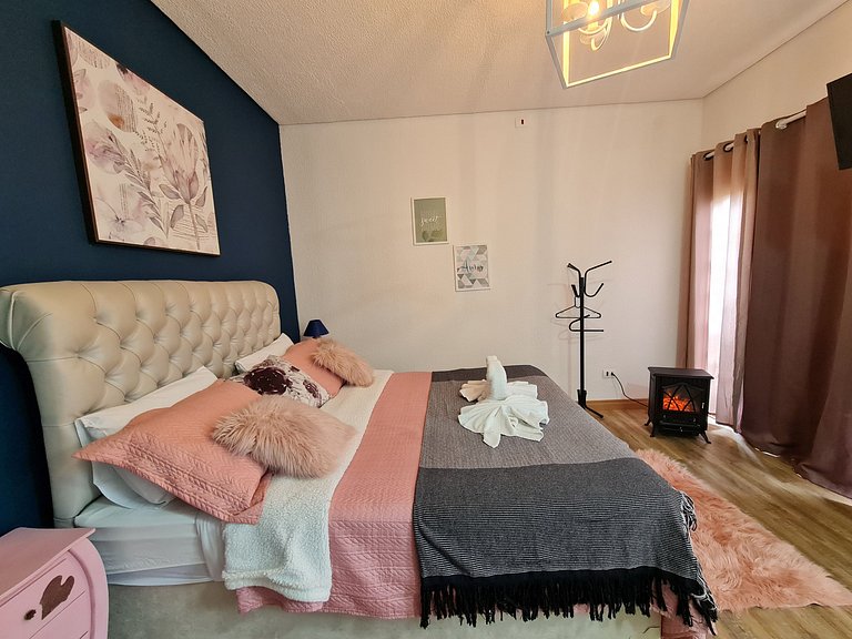 Suíte Bela Vista com hidromassagem, lareira elétrica e deck
