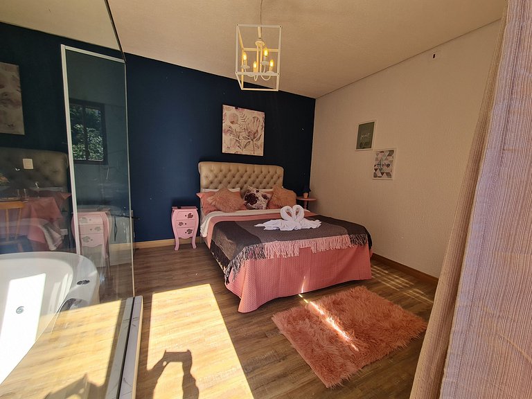 Suíte Bela Vista com hidromassagem, lareira elétrica e deck