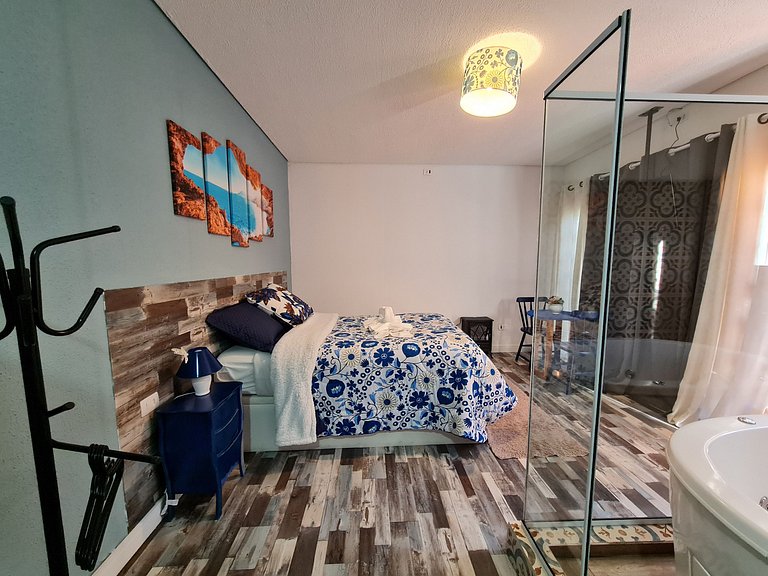 Suíte Grega, com banheira de hidromassagem, lareira elétrica