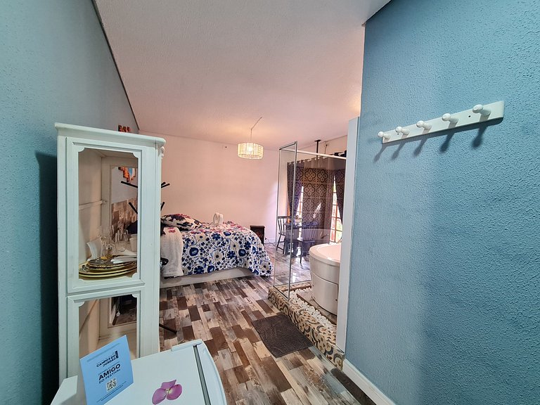 Suíte Grega, com banheira de hidromassagem, lareira elétrica