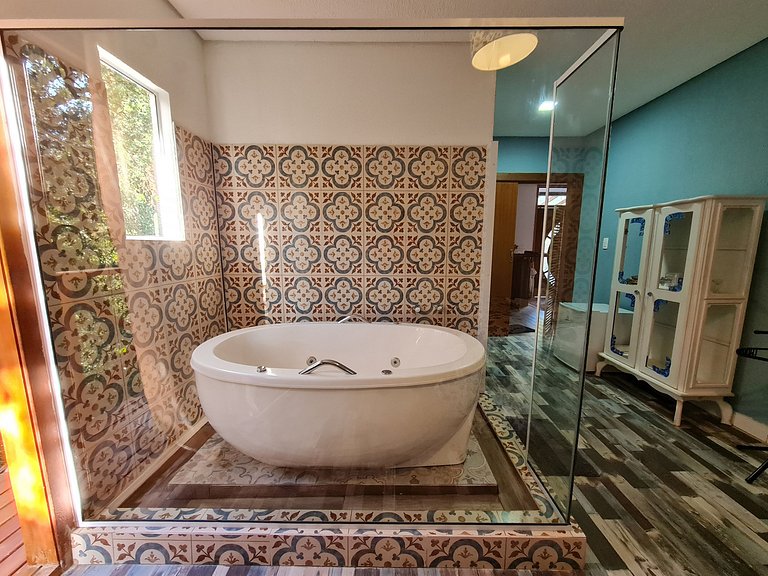 Suíte Grega, com banheira de hidromassagem, lareira elétrica