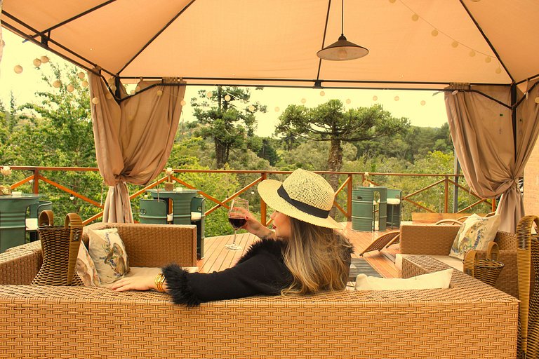 Cabana com hidromassagem no deck e linda vista para mata | T