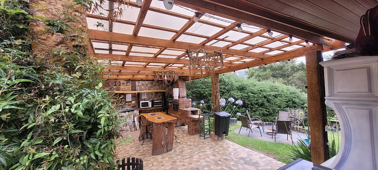 Chalé Pinho com lareira ecológica e varanda